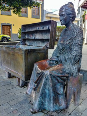 İspanya 'nın Kanarya Adaları' ndaki Gran Kanarya Adası 'ndaki Moya köyünün ana caddesindeki sokak satıcılarına hürmeten heykel