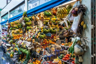 Las-Palmas de Gran Canaria, İspanya 'daki tarihi çiftçi Mercado de Vegueta pazarında taze sebze ve meyve ticareti