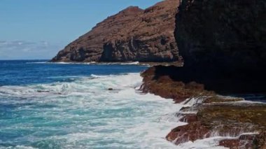 Gran Canaria, kuzey kıyısı, Punta Sardina Burnu 'nun çevresi, güçlü köpüklü okyanus dalgaları kıyı boyunca kırılıyor. Gran Kanaryası, Kanarya Adaları, İspanya