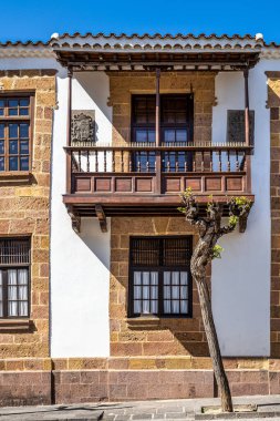 Gran Canaria 'da Teror, ahşap balkonları, kanarya adaları, İspanya' da renkli evleri olan güzel geleneksel bir kasaba.