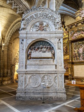 Burgos, İspanya 'daki St. Stephan Kilisesi' nden Iglesia De San Esteban 'ın içi. Müze, 15. yüzyıldan 18. yüzyıla kadar sunaklarla birlikte Museo del Retablo 'ya ev sahipliği yapmaktadır..