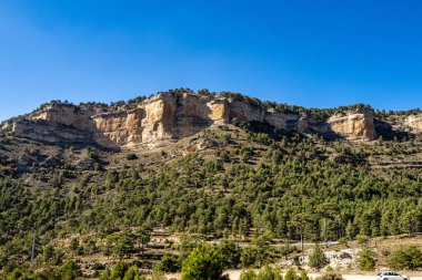 İspanya 'nın Una kentindeki Serrania de Cuenca' nın panoramik manzarası. Una, Cuenca, İspanya 'da yürüyüş patikaları La Raya ve El Escaleron