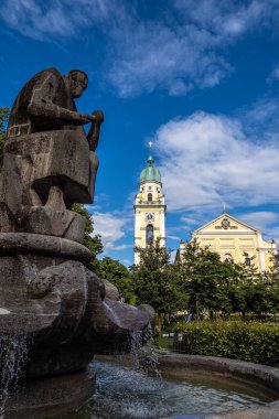 St. Joseph 'in önündeki çeşme, Almanya' da Maxvorstadt, Münih, Bavyera 'da bulunan bir Roma Katolik kilisesi..