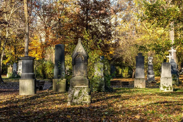 歴史的な墓石を持つドイツのミュンヘンの有名な旧北墓地の眺め 葬儀は1944年以来ここで行われていません 代わりに 墓地は公園として使用されます — ストック写真