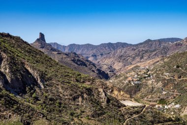 İspanya, Gran Canaria 'daki Tejeda Vadisi. Adanın orta kesimindeki anıtlar, Barranco de Tejeda boyunca yürüyüş, arka planda kaya oluşumu Roque Bentayga