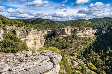 İspanya 'nın Una kentindeki Serrania de Cuenca' nın panoramik manzarası. Una, Cuenca, İspanya 'da yürüyüş patikaları La Raya ve El Escaleron