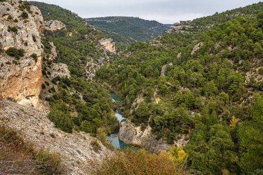 Şeytanın Penceresi. Jucar nehrinin kıyısındaki doğal bakış açısı. Villalba de la Sierra, Küba, İspanya - Avrupa.