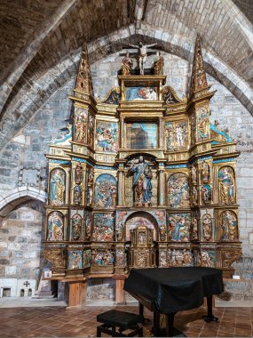 Burgos, İspanya 'daki St. Stephan Kilisesi' nden Iglesia De San Esteban 'ın içi. Müze, 15. yüzyıldan 18. yüzyıla kadar sunaklarla birlikte Museo del Retablo 'ya ev sahipliği yapmaktadır..