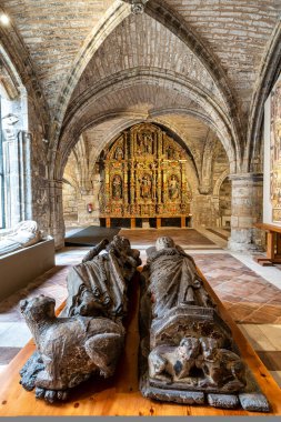 Burgos, İspanya 'daki St. Stephan Kilisesi' nden Iglesia De San Esteban 'ın içi. Müze, 15. yüzyıldan 18. yüzyıla kadar sunaklarla birlikte Museo del Retablo 'ya ev sahipliği yapmaktadır..