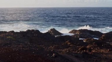Gran Canaria, kuzey kıyısı, Punta Sardina Burnu 'nun çevresi, güçlü köpüklü okyanus dalgaları kıyı boyunca kırılıyor. Gran Kanaryası, Kanarya Adaları, İspanya