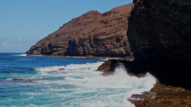 Gran Canaria, kuzey kıyısı, Punta Sardina Burnu 'nun çevresi, güçlü köpüklü okyanus dalgaları kıyı boyunca kırılıyor. Gran Kanaryası, Kanarya Adaları, İspanya