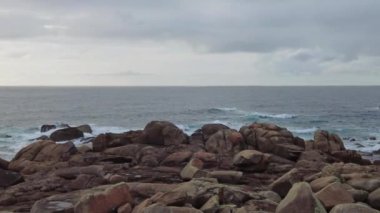 İspanya 'da Galiçya' daki Muxia Sahili 'ndeki deniz feneri. Bu, Finisterre Burnu ziyaretiyle birlikte Jacobean rotasındaki son aşamalardan biridir..
