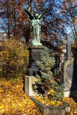 Tarihi mezar taşlarıyla ünlü Münih Eski Kuzey Mezarlığı manzarası. Cenazeler 1944 'ten beri burada yapılmadı. Bunun yerine mezarlık bir park olarak kullanılıyor..