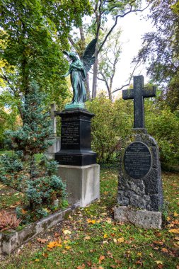 Münih, Almanya - 10 Ekim 2022: Tarihi mezar taşlarıyla ünlü Münih Eski Kuzey Mezarlığı manzarası. Cenazeler 1944 'ten beri burada yapılmadı. Bunun yerine mezarlık bir park olarak kullanılıyor..