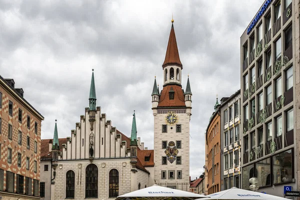 Münih, Almanya - Temmuz 07, 2021: Münih 'in merkez meydanında yer alan Eski Belediye Binası ana dekorasyonlarından biridir. Bu bina 15. yüzyılın sonlarında inşa edildi. Münih, Almanya.