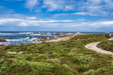 Praia do Trece Sahili ve Deniz feneri patikasının bir bölümü, Camino dos Faros, Camarinas, Galiçya, İspanya