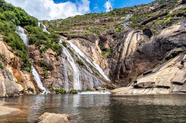 Ezaro şelalesi, Galiçya, Kuzey İspanya baharda. Avrupa 'da bir şelalede Atlantik okyanusuna dökülen az sayıdaki nehirden biri.