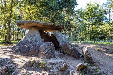 Riveira, Rias Baixas, Coruna, Galiçya, İspanya 'da tarih öncesi megalitik Dolmen de Axeitos. Mezar olarak kullanılan neolitik taş yapı ve M.Ö. 4000-3600 yılları arasında yapılmış..