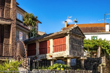 Tipik tahıl ambarları olan Combarro balıkçı köyü. İspanya 'da Galiçya.
