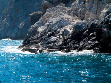 Denizi, sahili, dağlar