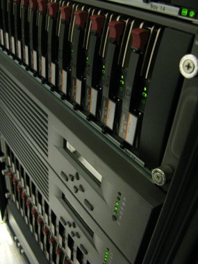 Dijital TV IP iletişimi ve interneti için bilgisayarları olan ağ sunucu odası
