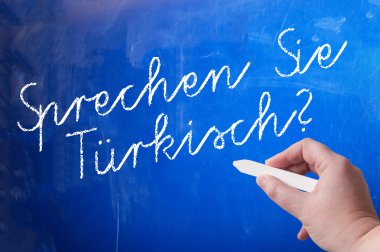 Tebeşir tahtaya yazma kişi
