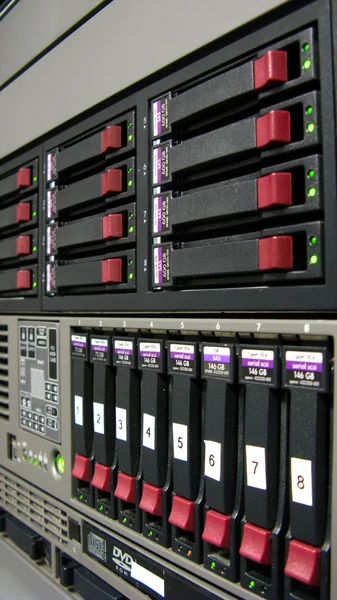 Sala de servidores de red con computadoras para las comunicaciones IP de televisión digital e Internet — Foto de Stock