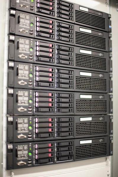 Sala de servidor de rede com computadores para comunicações ip tv digital e internet — Fotografia de Stock