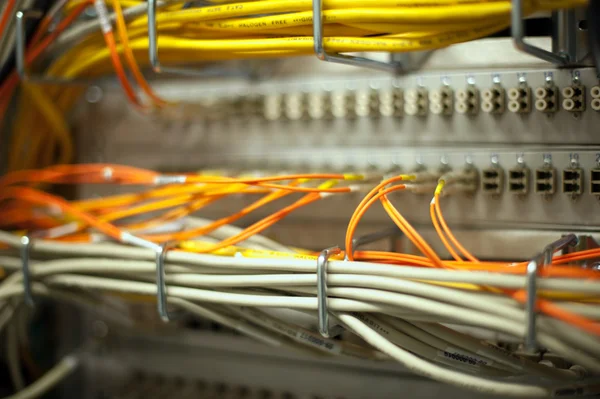 Мережеві кабелі і сервер — стокове фото