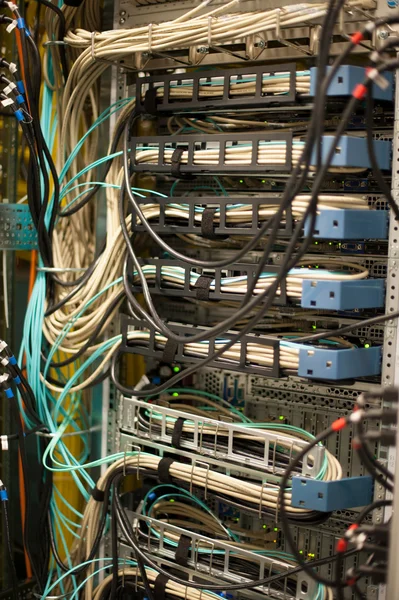 ネットワーク ケーブルとサーバー — ストック写真