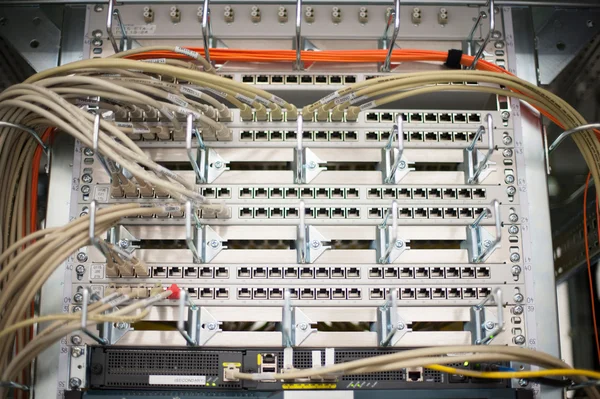 Мережеві кабелі і сервер — стокове фото