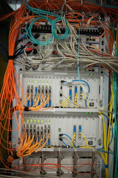 네트워크 케이블 및 서버 — 스톡 사진