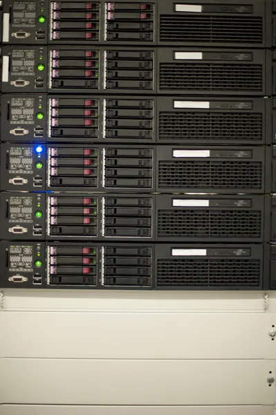 Sala de servidores de red con computadoras para las comunicaciones IP de televisión digital e Internet — Foto de Stock