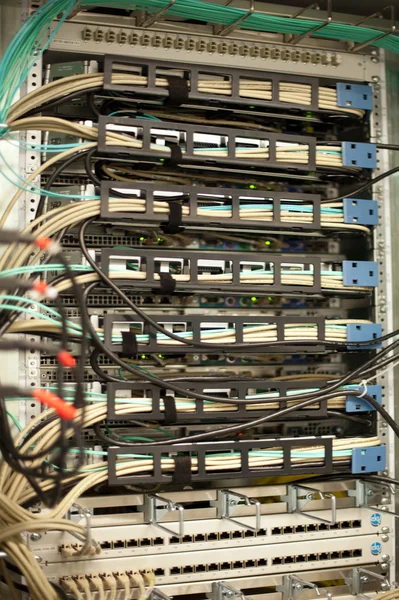 Мережеві кабелі в кімнаті сервера — стокове фото