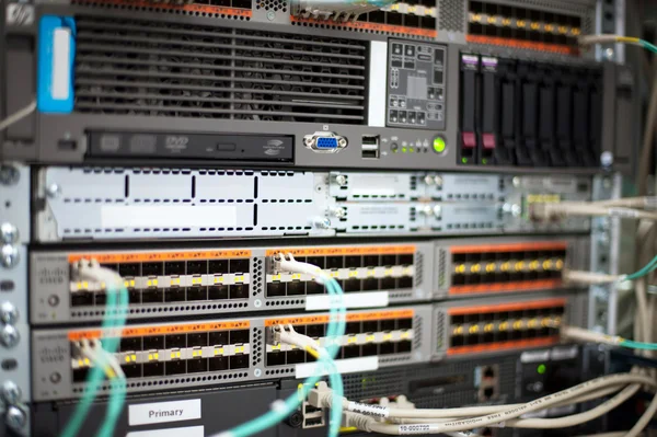 Sala de servidor de rede com computadores para comunicações ip tv digital e internet — Fotografia de Stock