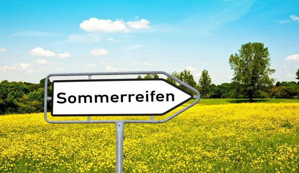 Sommerreifen Wegweiserschild — Φωτογραφία Αρχείου