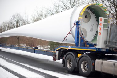 Schwertransport mit windradflügel