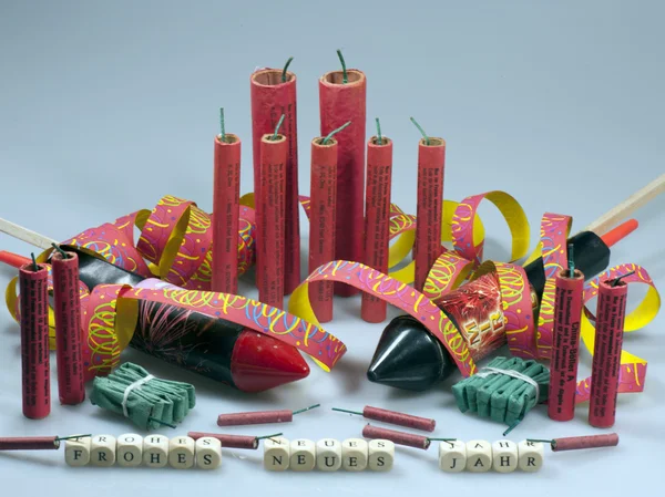 New year's knaller, voetzoekers en knalvuurwerk — Stockfoto