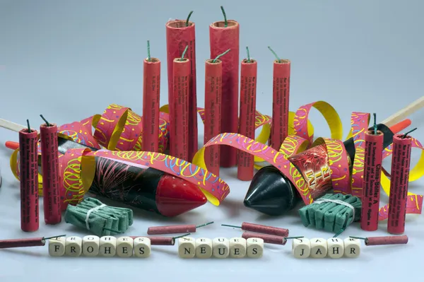 Yeni yılın yakışıklı, havai fişek ve sosis