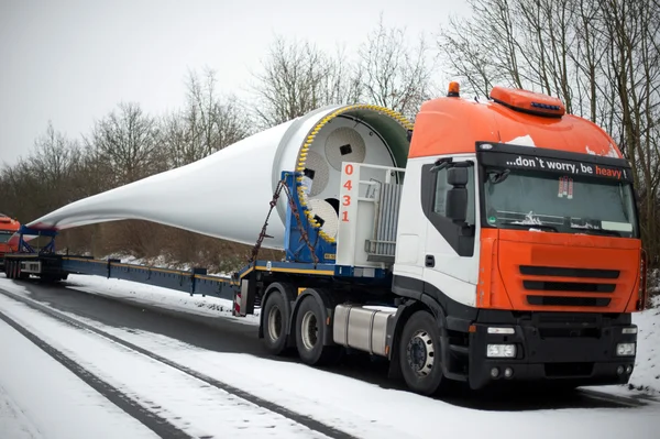 Schwertransport mit windradflügel — Stockfoto