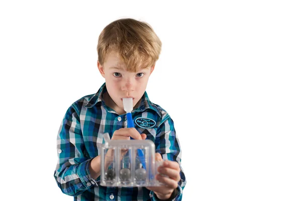 Niño comprueba su función pulmonar —  Fotos de Stock