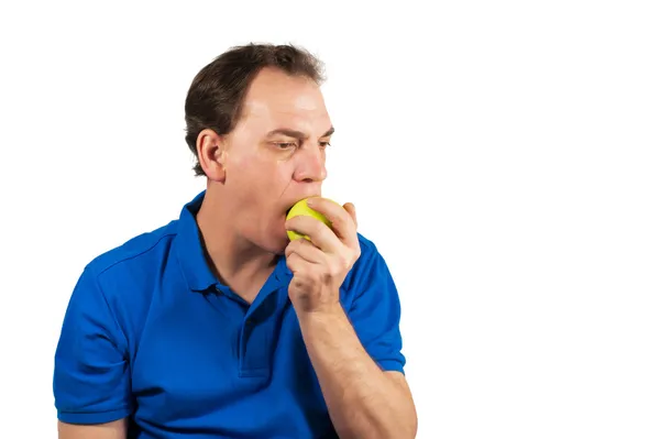 Homem comendo maçã — Fotografia de Stock