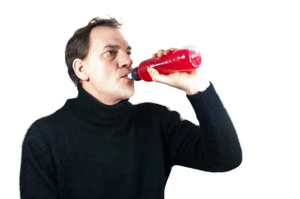 Retrato do homem bebendo bebida isotônica sobre um fundo branco — Fotografia de Stock