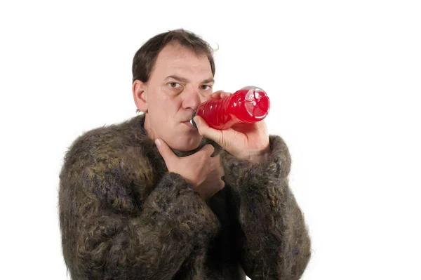 Retrato del hombre bebiendo bebida isotónica sobre un fondo blanco —  Fotos de Stock