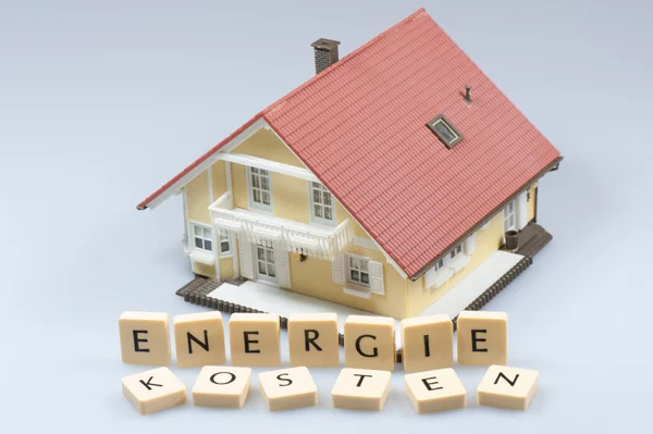 Modelo de uma casa e seu custo de energia Fotos De Bancos De Imagens