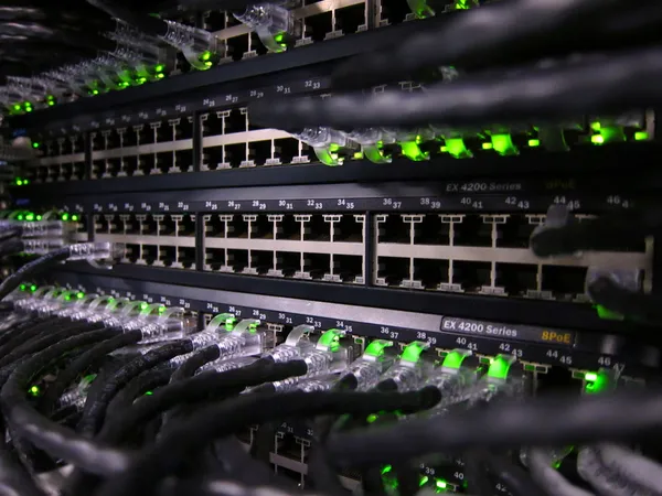 Hálózati kábelek egy adatközpont Stock Fotó