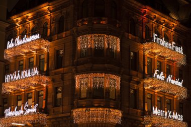 Beyaz büyü Noel pazarı Hamburg geceleri