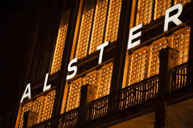 Beyaz büyü Noel pazarı Hamburg geceleri