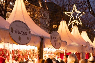 Beyaz büyü Noel pazarı Hamburg geceleri
