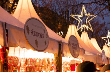 Beyaz büyü Noel pazarı Hamburg geceleri